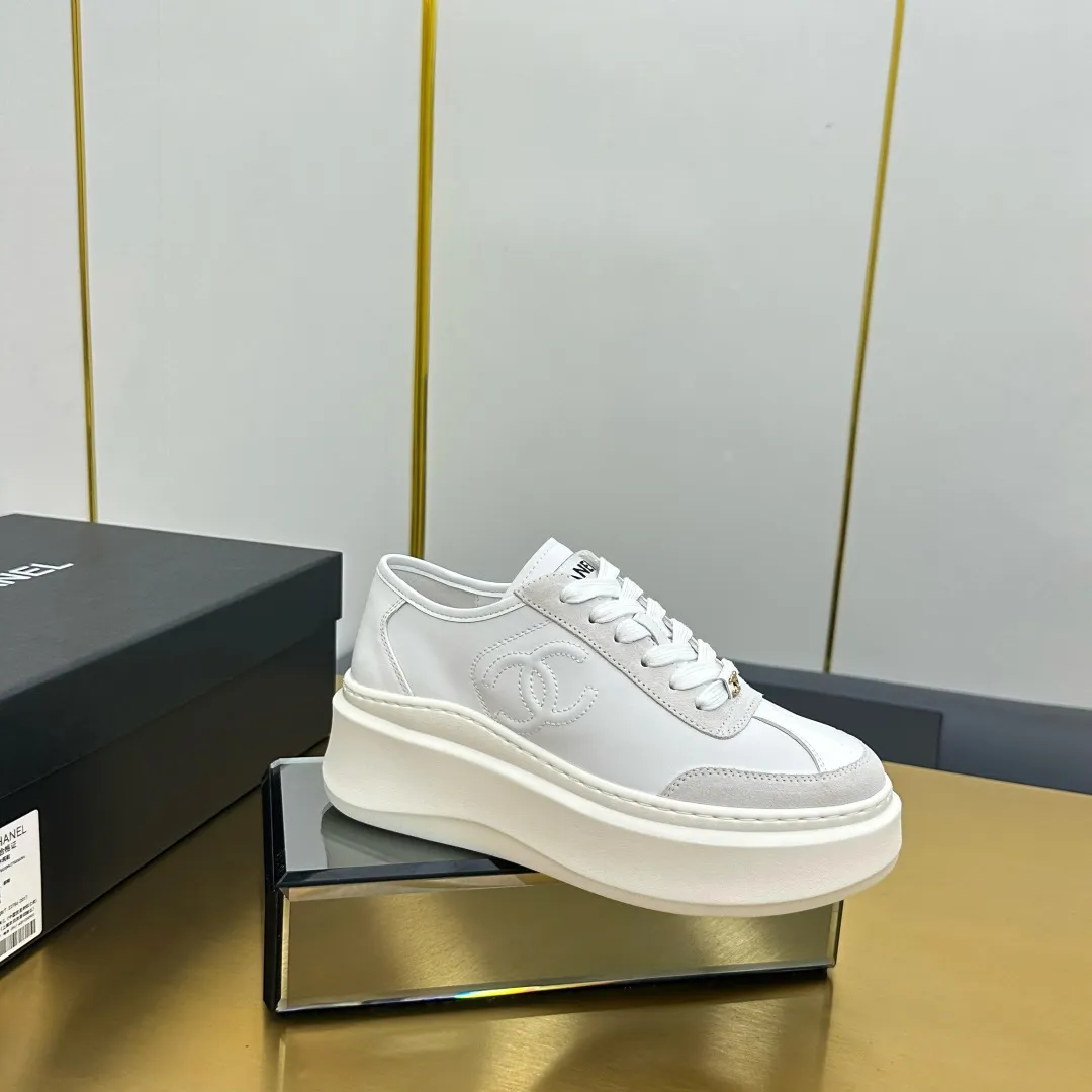 👟👟Ex-factory price 600👟👟 Upgraded version, upgraded version, upgraded version! No rebuttal accepted! ! ! ! Chanel Chanel panda shoes! 2025 counter's top casual sports shoes. This classic design; the upper is electro-embroidered with a variety of techniques; the outsole is fashionable and sporty; the unusual inclusion of a variety of color matching elements... The diversified mix and match is very good-looking and versatile, and can be used for leisure, fashion, sports, and outdoor... ꫛꫀꪝ Go➫ Materials: ❶Upper made of: original imported first-layer silk cowhide + original waterproof cloth + original first-layer cowhide ❷Inner lining: Original Yangli+Net ❸Outsole based on: Original TPU combination outsole Counter boutique packaging complete set for women 35–41 👉 👉